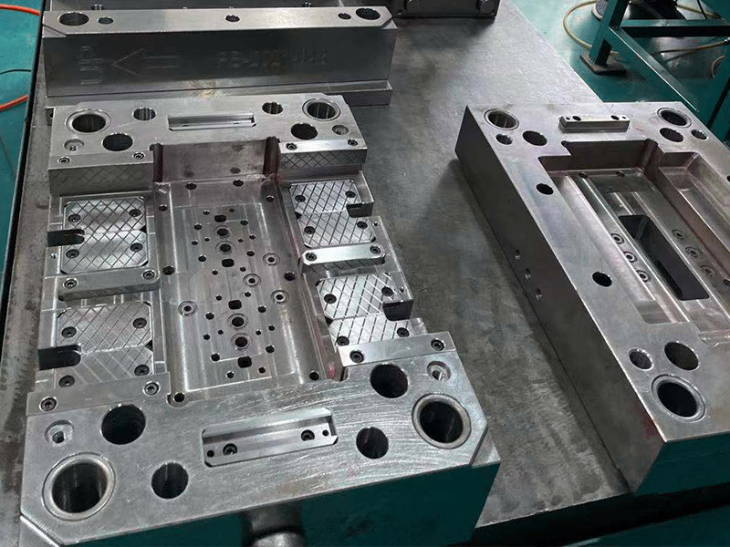 Plastic injection mold