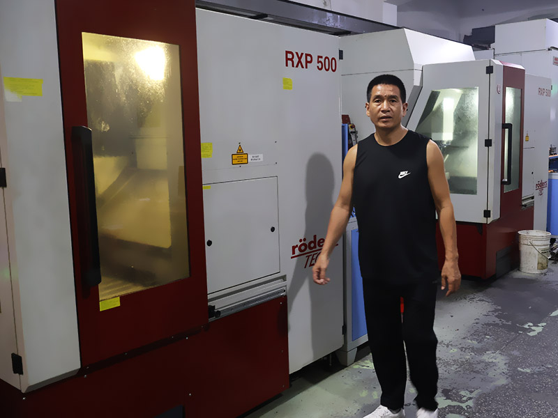 Plastic injection mold