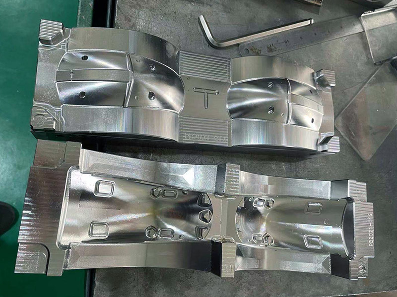 Plastic injection mold