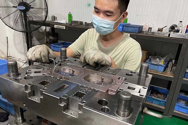What are the mold manufacturing guidelines for custom plastic products?