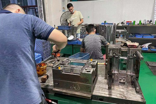 What are the key design elements for creating a rugged toolbox mold?