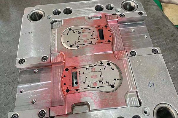 What is the difference between injection mold and blow mold?